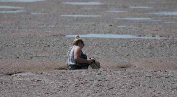Va a fare una passeggiata sul bagnasciuga del lago e resta bloccata nel fango, donna salvata da un hovercraft FOTO