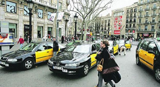 Strage di Barcellona, corteo dei tassisti sulla Ramba applaudito dai turisti