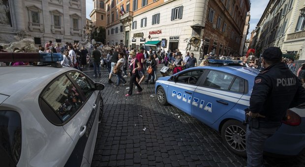 Roma, ambulante molesta turisti a Trevi e aggredisce vigile