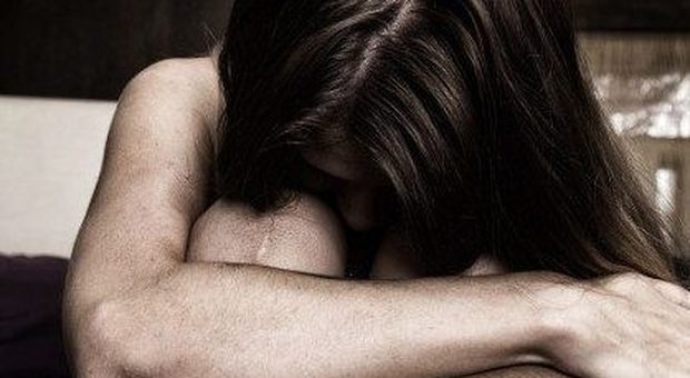 Napoli choc, turista 18enne inglese violentata due volte: «Anche dal soccorritore»