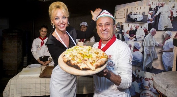 Napoli, i Borbone tra solidarietà e showcooking: nasce la pizza Camilla