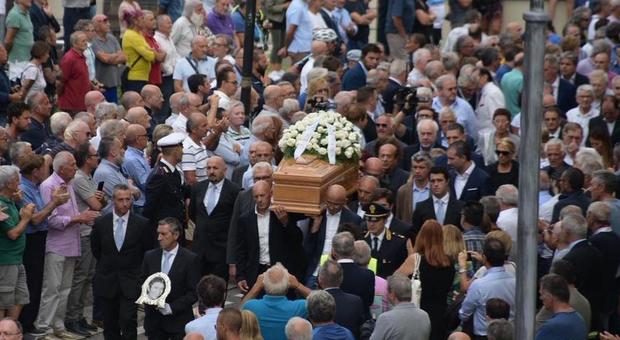 Felice Gimondi, i funerali del campione in diretta: l'arrivo della salma accolto da un grande applauso