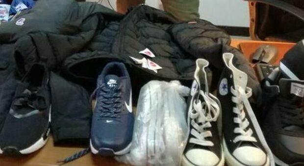 Natale e solidarietà, la Finanza dona alla parrocchia di Santa Maria delle Grazie 80 paia di scarpe sequestrate