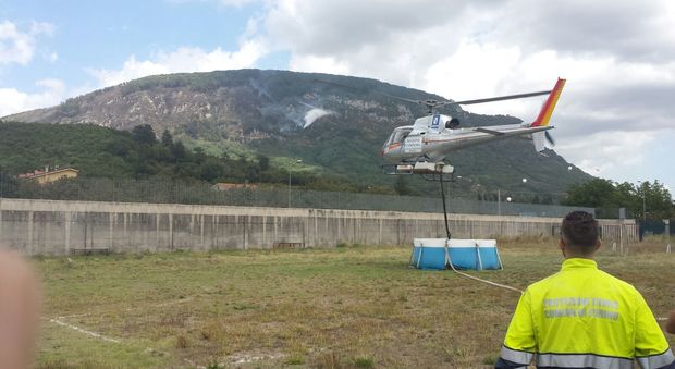 Due elicotteri per spegnere le fiamme a Forino A Prata denunciato un uomo: bruciava sterpaglie