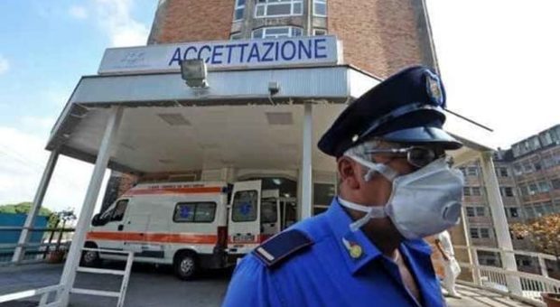 Coronavirus a Napoli, sputo in ospedale. Il dg del Cotugno: «In questo momento è come sparare»
