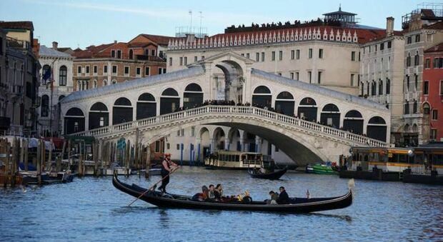 Venezia a pagamento: 5 euro di ticket a turista per entrare in città dal 2024