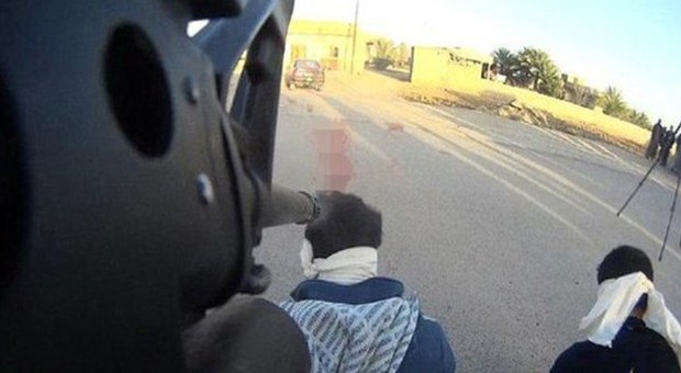 Isis, macchine fotografiche sui fucili: così le esecuzioni sembrano videogiochi