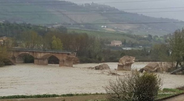 Il ponte crollato sul fiume Aso