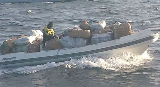 Inseguimento in mare e maxi sequestro di marijuana: 2 tonnellate su un super motoscafo