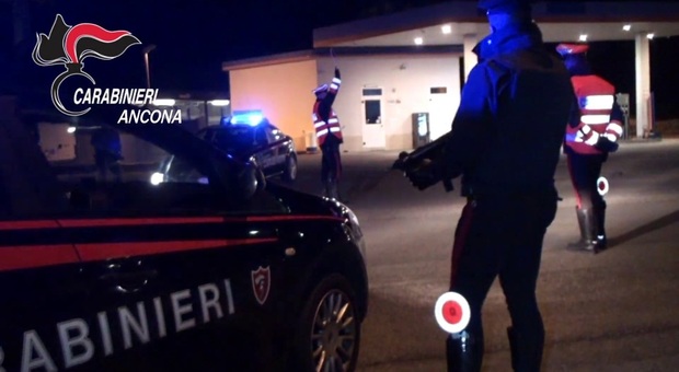 Guida ubriaco, fugge dai carabinieri e a casa litiga con la madre: denunciato e addio patente