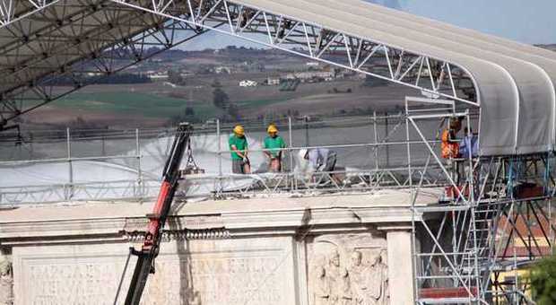 Arco di Traiano, la rimozione degli ultimi travertini prima del restyling