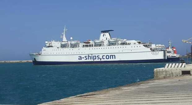 Nave albanese in avaria per un guasto ad una pompa: disagi per 530 passeggeri costretti a cambiare imbarcazione