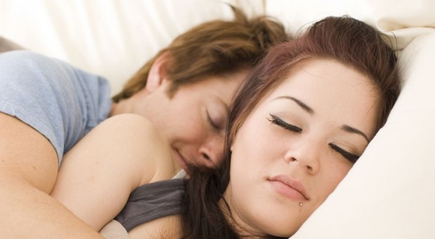 Dormire con la persona amata migliora sonno e benessere: lo dice uno studio. «Ma attenzione ai bambini»