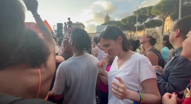 Roma Pride, Elly Schlein scatenata in piazza: balla 'Furore' di Paola e Chiara