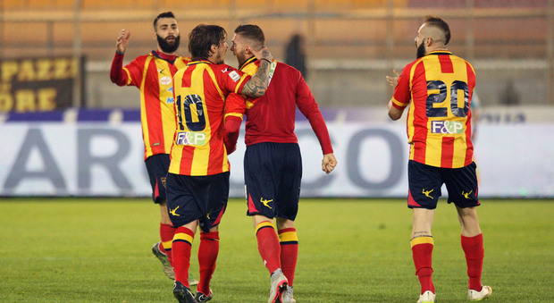 Il Lecce vola: 3-0 sul Catanzaro. Doppietta di Caturano, gol di Torromino