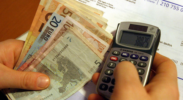 Bollette in calo dal primo aprile: risparmio di 200 euro a famiglia