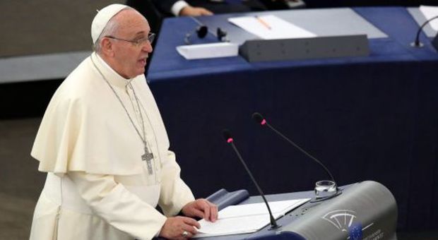 Papa Francesco a Strasburgo: "Accogliere i migranti. Gli ideali europei sono ormai oscurati dalla burocrazia"
