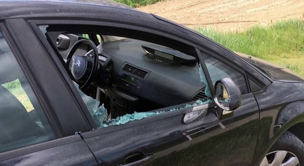 L'auto assaltata dai ladri a Casevecchie di Foligno