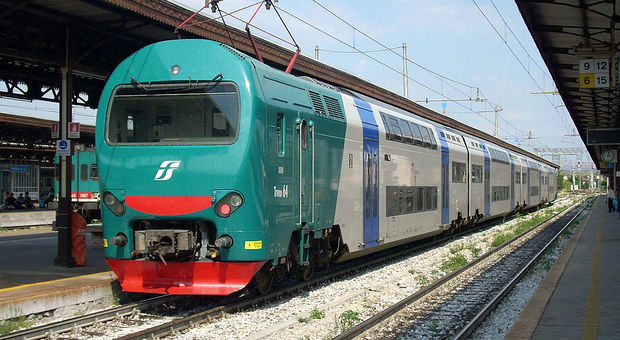 «In 20 giorni 14 treni soppressi e 352 in ritardo»: la Regione scrive a Trenitalia e Rfi e minaccia sanzioni
