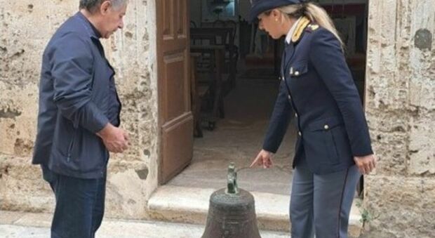 Campana in bronzo rubata in chiesa ritrovata in un vicolo dalla polizia