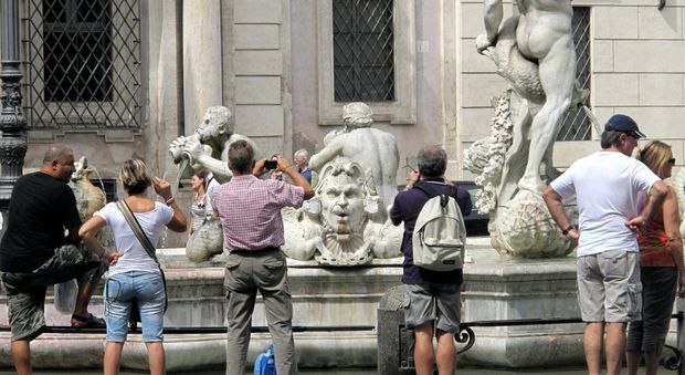 Piazza Navona, bagno notturno nella fontana del Moro: multata turista francese