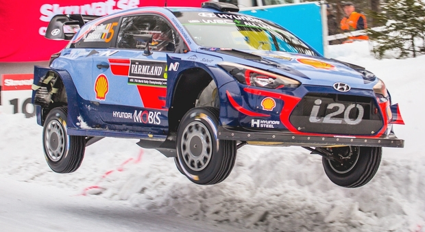 La Hyundai i20 di Neuville impegnata in un salto durante il Rally di Svezia