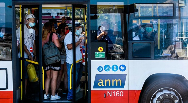 Napoli, l'autista del bus contagiato: «Troppi passeggeri senza mascherina»