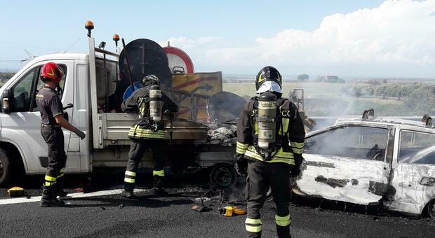 Civitavecchia, auto in fiamme sull'autostrada: un ferito