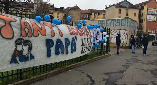 Niente festa del papà all'asilo: protesta davanti alla scuola, arriva la polizia
