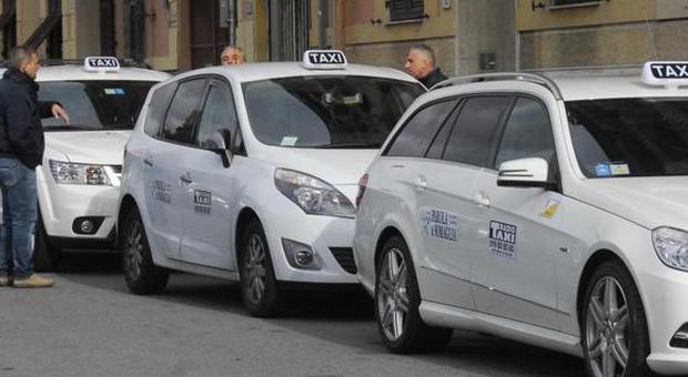 Taxi vietato per una coppia di obesi: «Hanno già rotto due auto con il loro peso»
