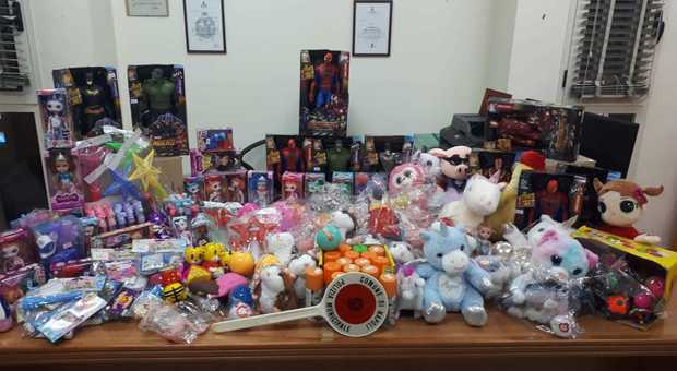 Natale sicuro, blitz della polizia municipale: sequestrati 800 giocattoli fantasma