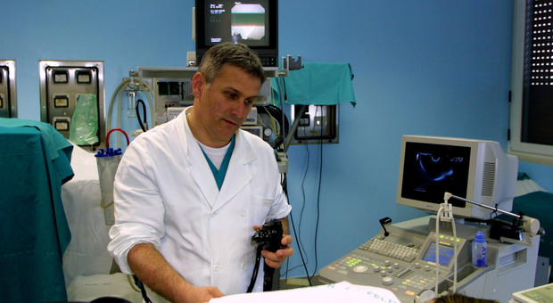 Il dottor Michele De Boni durante una gastroscopia