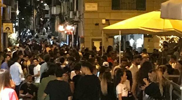 Vacanze finite, a Napoli torna l'inferno movida: centinaia in strada senza mascherina