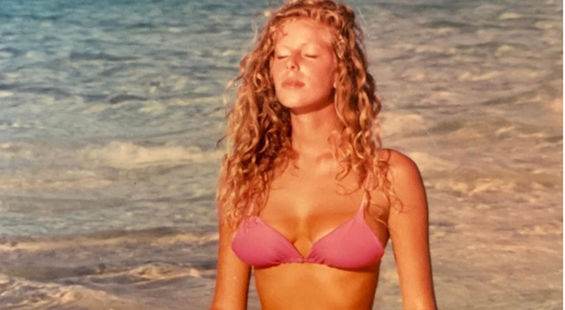 E' una famosa showgirl, la foto da sedicenne conquista il social: «Costume ascellare, mascara al mare...». La riconoscete?