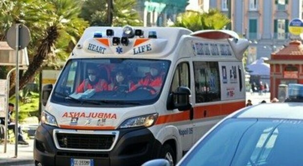 Napoli, ambulanza bloccata tra i tavolini dei bar: «Urgono controlli ed interventi»