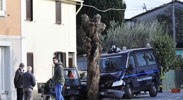 Pesaro, mezzo della Polizia penitenziaria si schianta contro la conduttura del gas