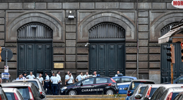 Napoli, droga e telefoni cellulari sequestrati nel carcere di Poggioreale