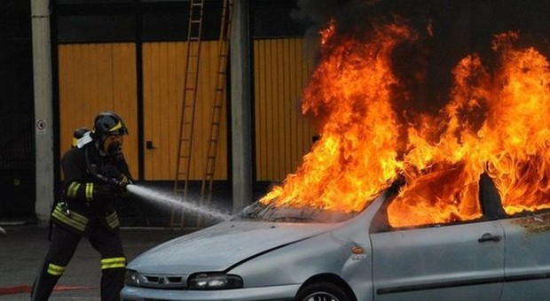 Auto incendiate a Santa Maria del Sile