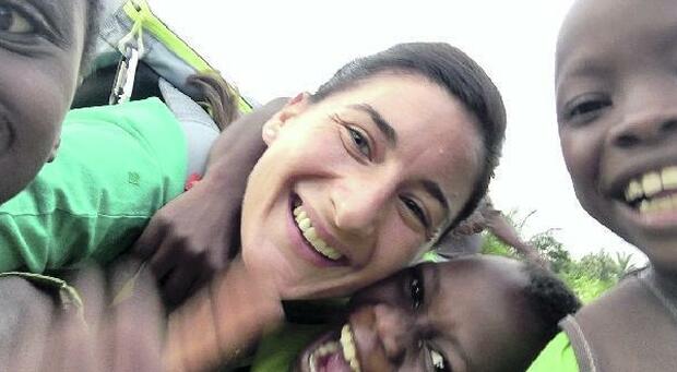Prende le ferie e va in Africa a curare i bambini, la storia di Vanessa Bove