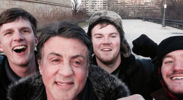 Salgono la scalinata di Rocky a Philadelphia e trovano Stallone: scatta il selfie