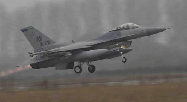 F16 in avaria sgancia un serbatoio nei campi e atterra in emergenza