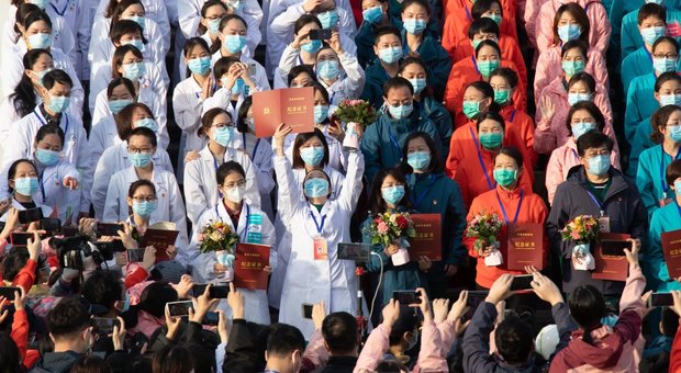 Coronavirus, a Wuhan dimesso l'ultimo paziente dagli ospedali temporanei. La foto che dà speranza al mondo