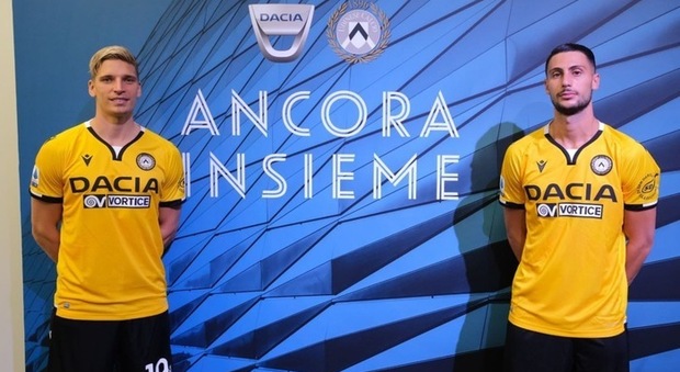 Due calciatori dell'Udinese calcio con la maglietta sponsorizzata Dacia