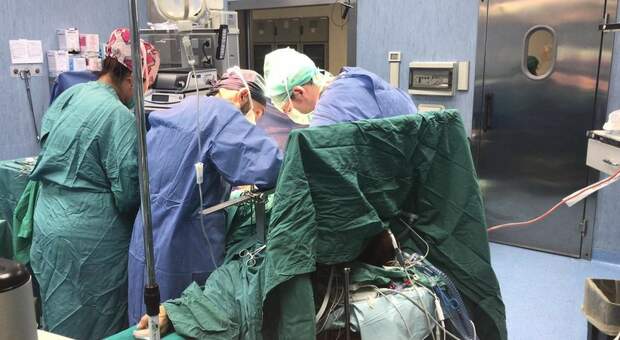 Arrestato il chirurgo che prometteva miracoli: «Ma nessun intervento era inutile»