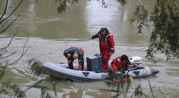 Auto inghiottita dalle acque del fiume: madre e figlio di 27 anni muoiono intrappolati (foto di archivio)
