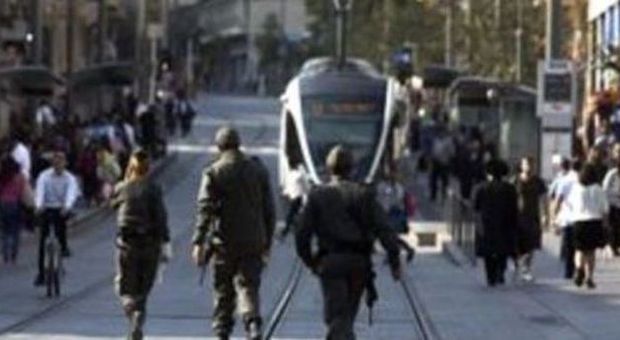 Gerusalemme, auto si lancia sui passanti: cinque feriti. Catturato l'attentatore
