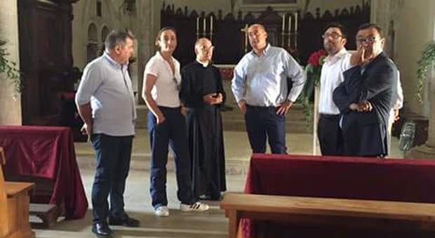 Un momento della vista del presidente Nicola Zingaretti nella chiesa di San Lorenzo Martire
