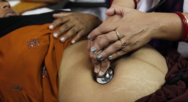 India, il manuale del Governo: niente sesso né carne per le donne in gravidanza