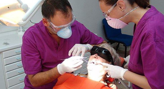 la crisi presenta il conto: dilaga il turismo dentale