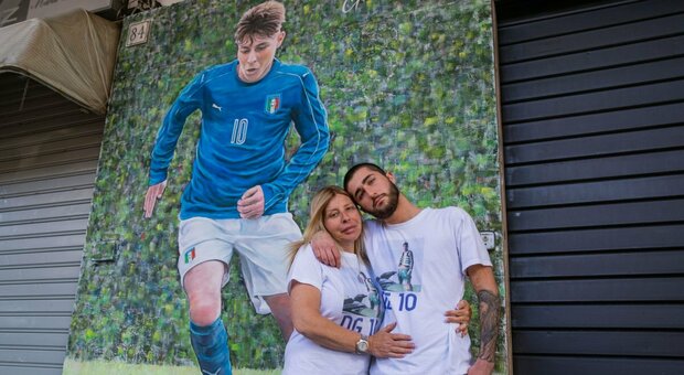 Daniel Guerini, la mamma abbraccia il guidatore indagato per la morte del giovane della Lazio